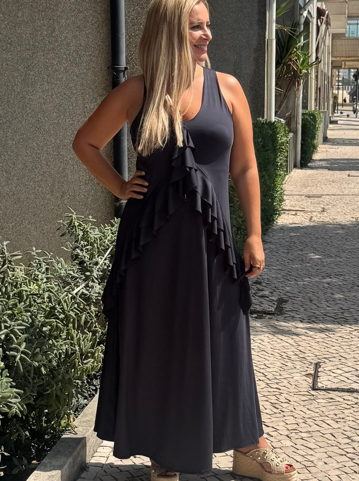 Vestido Longo Preto com Folhos
